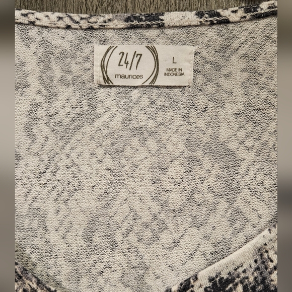 Large Animal Print Bubble Sleeve Tee - Picture 3 of 3